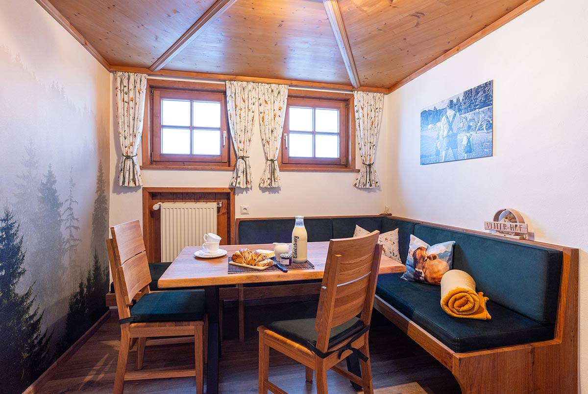 Wohnzimmer mit Eckbank und Tisch